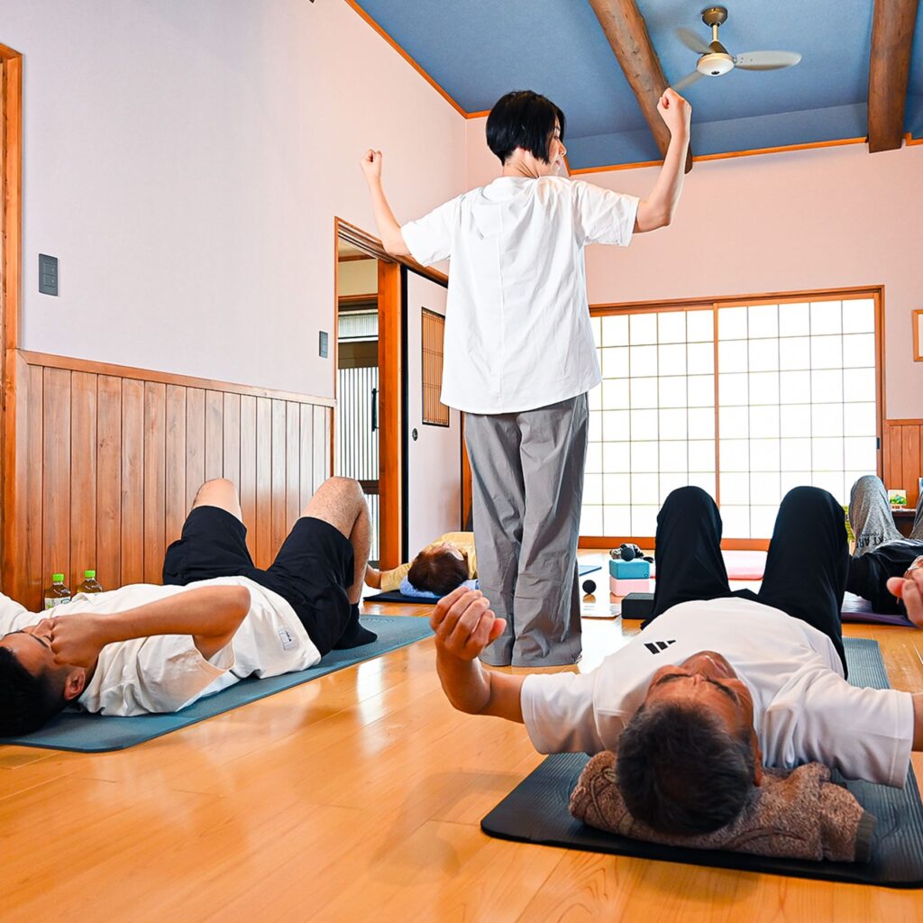 背骨の伸ばし方を教えている先生