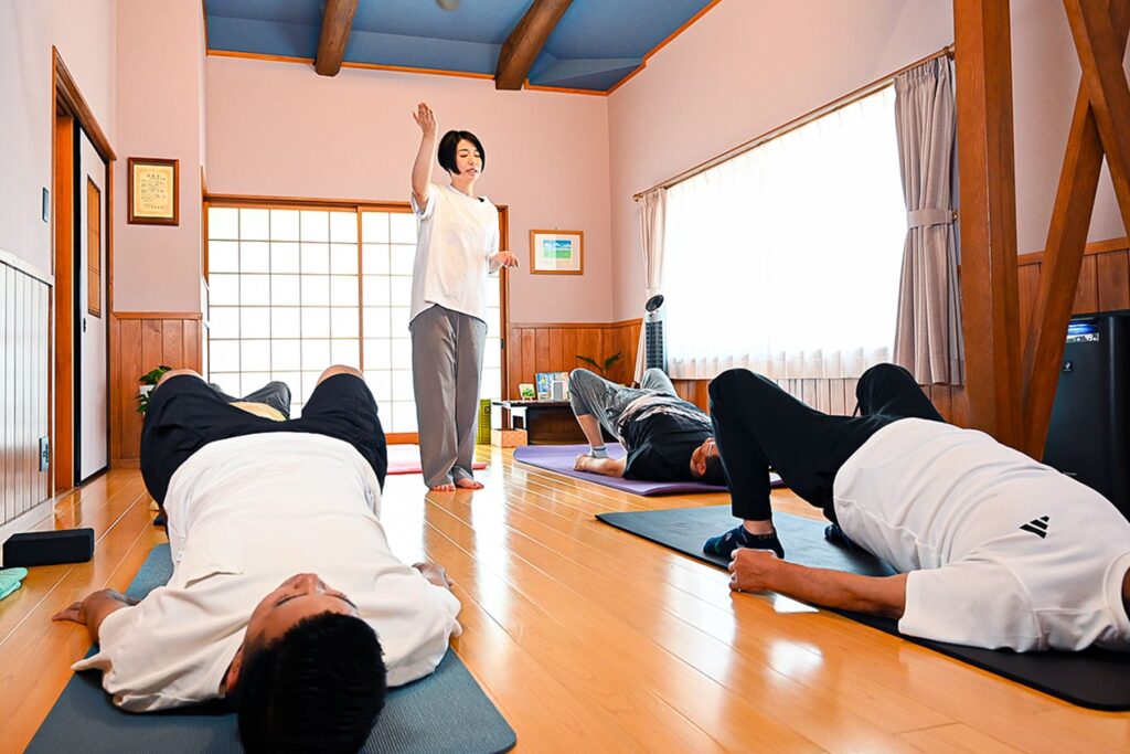 筋膜リリース教室で指導する先生