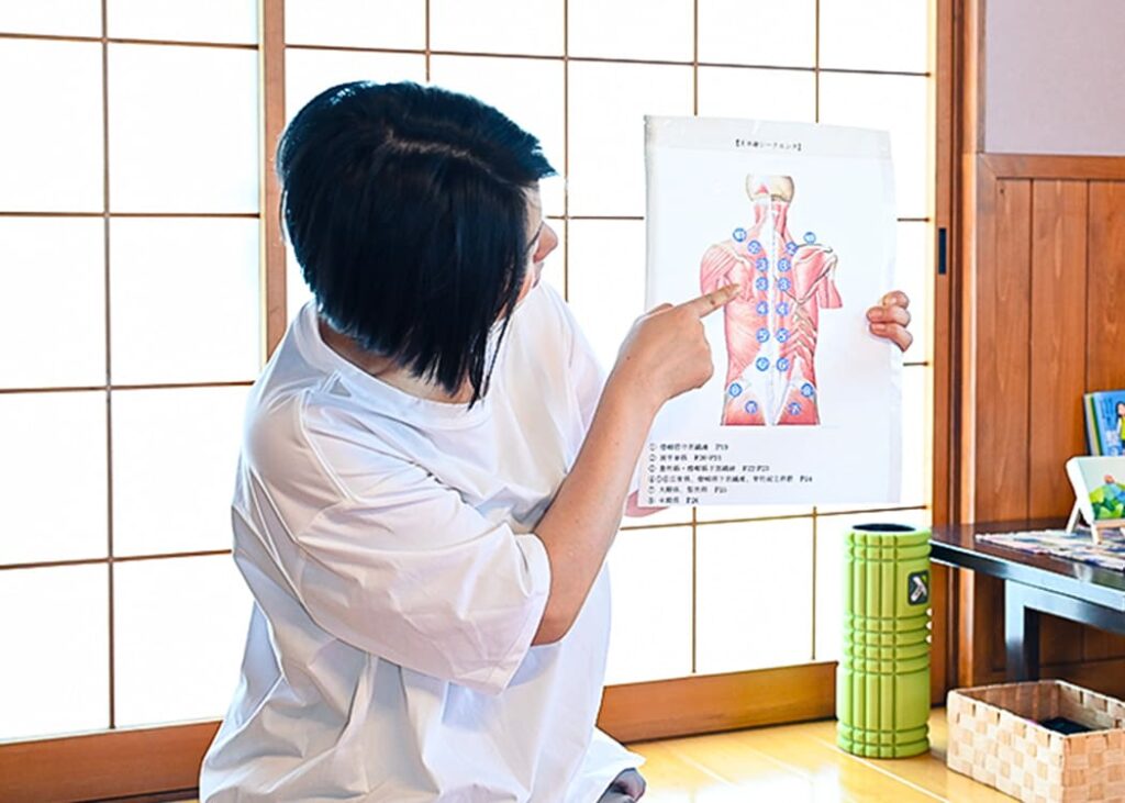 人間の身体の構造について説明する先生