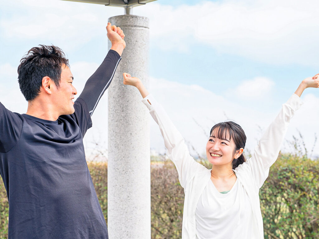 身体のストレッチをする男女